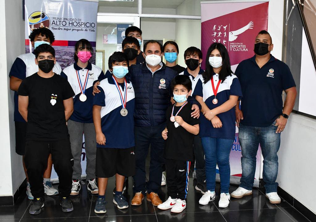 Reciben a campeones del Taller Municipal de Halterofilia que triunfaron en Vicuña
