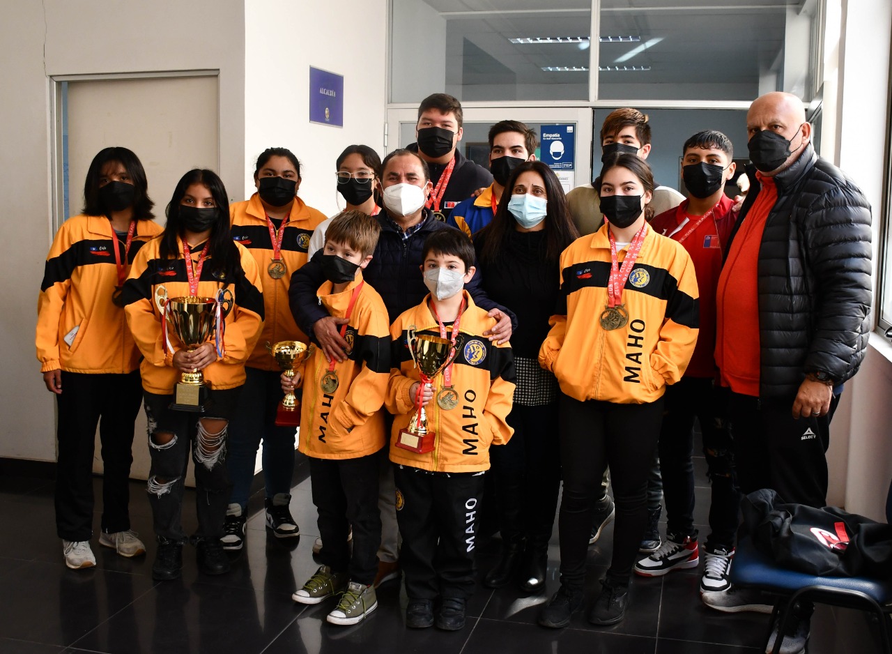 Judocas campeones del Club MAHO son felicitados por el alcalde de Alto Hospicio