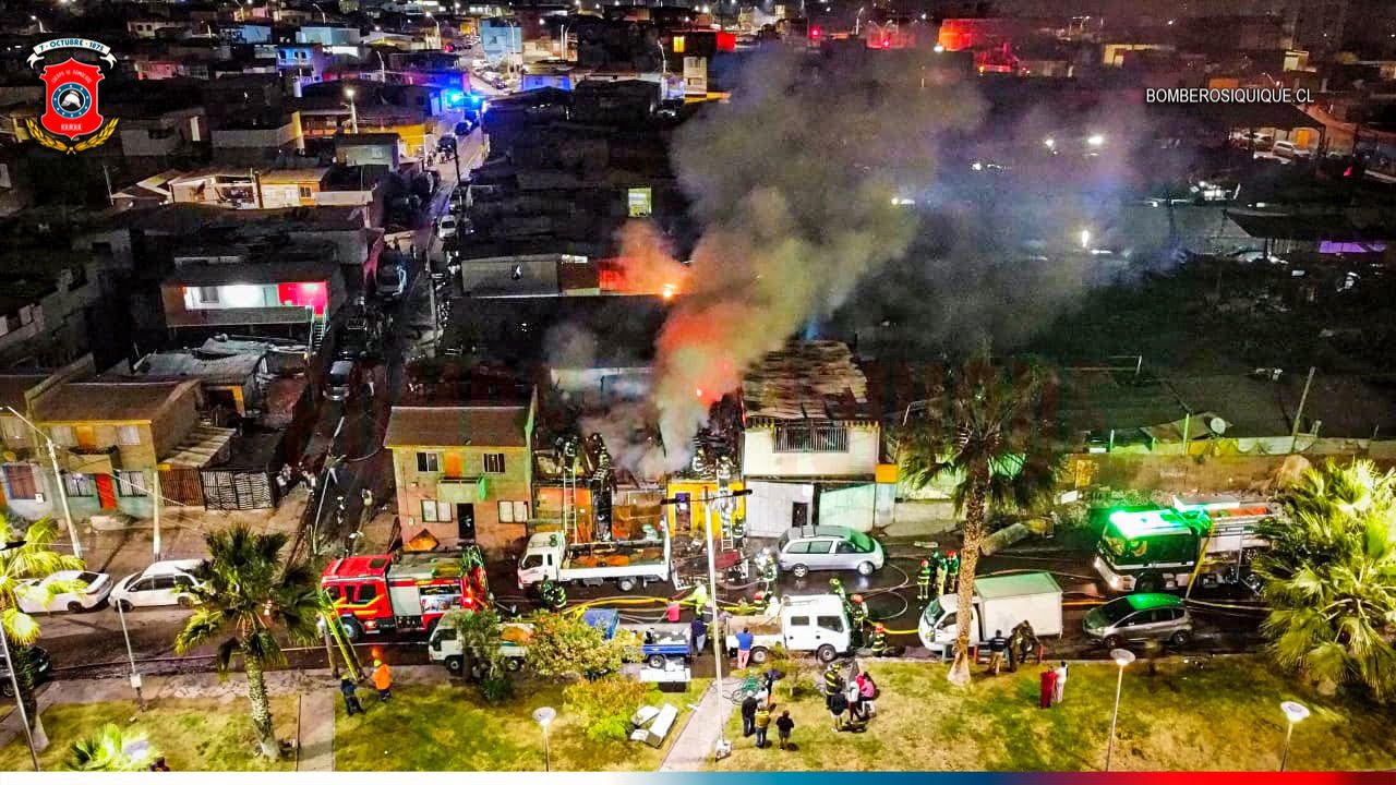 Incendio dañó 5 viviendas; voluntarios de 7 compañías evitaron propagación del fuego