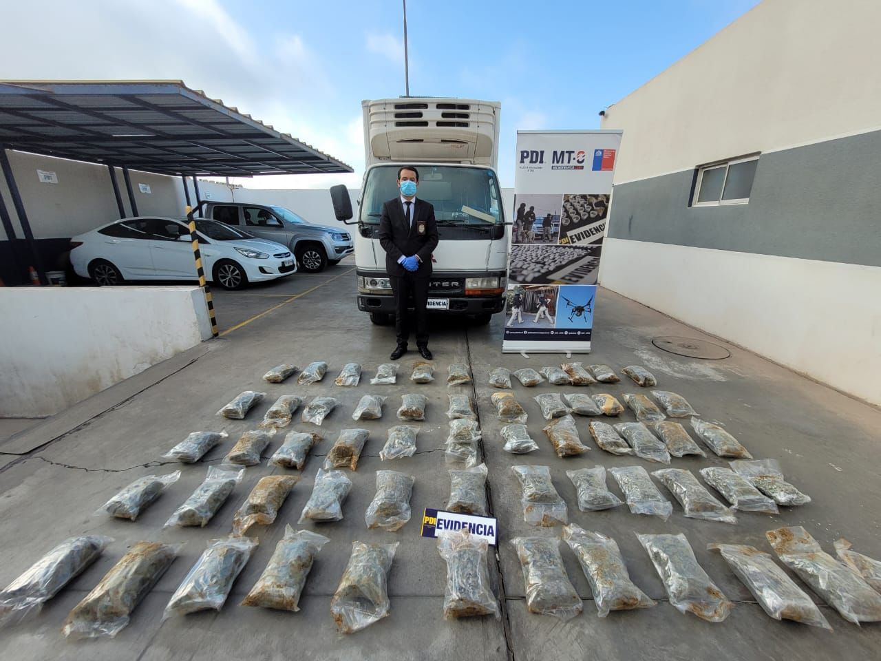 PDI detiene a dos extranjeros por tráfico de drogas y contrabando en Alto Hospicio