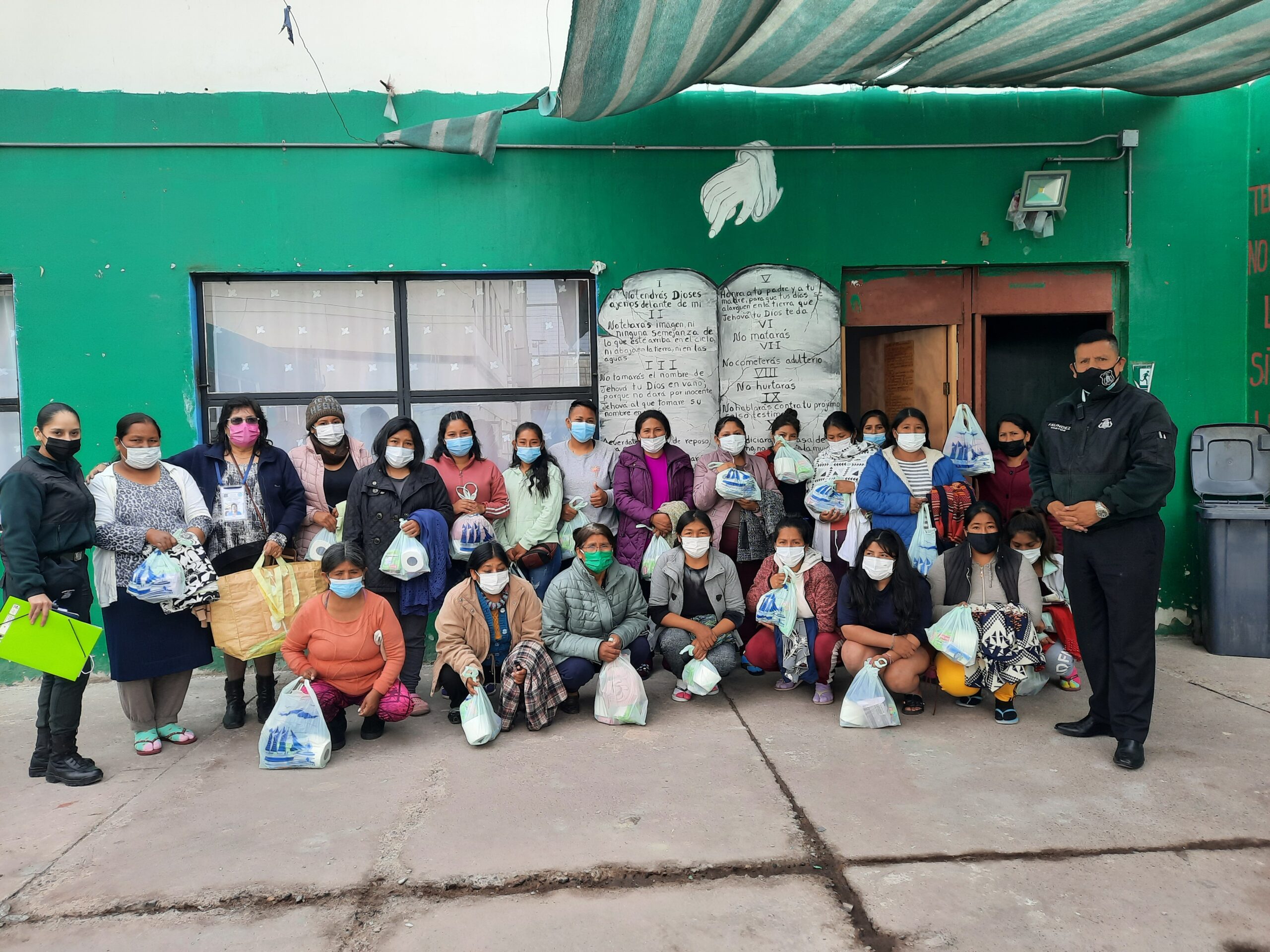 Capellanía Evangélica entregó útiles de aseo y vestimenta para internas   