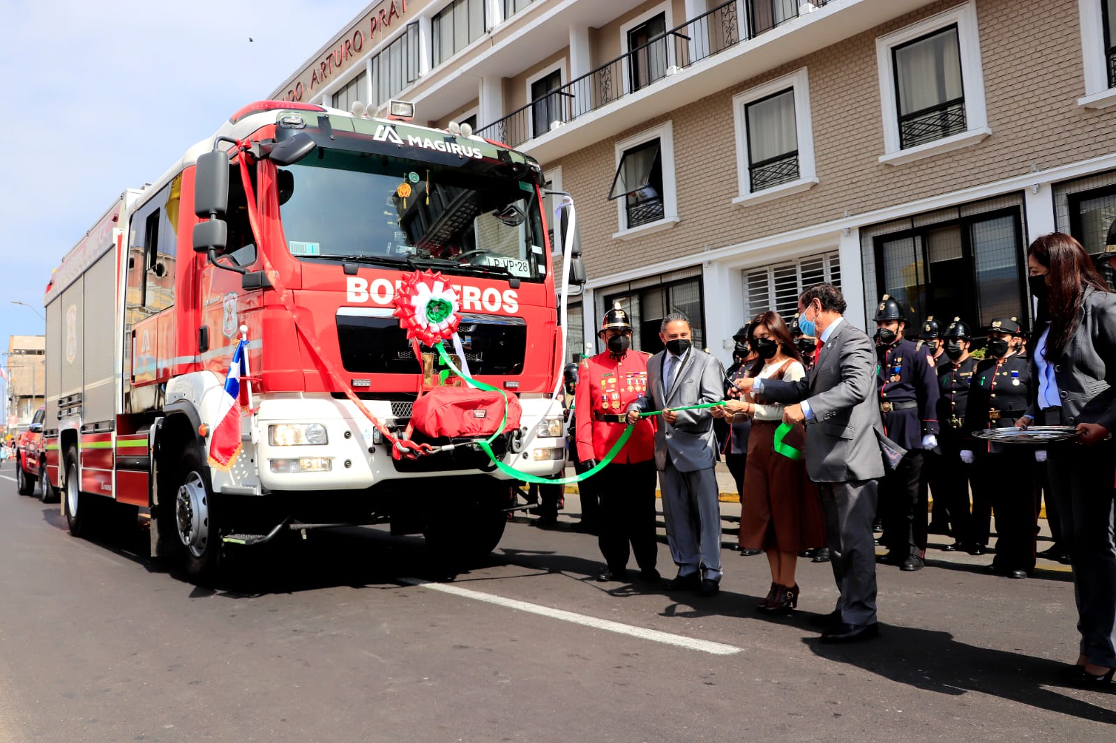 Concejal Juan Lima y Elisa Flores, Directora del Liceo «Aníbal Pinto» padrino y madrina de moderna máquina de la Compañía de Bomberos Iquique Nro. 12