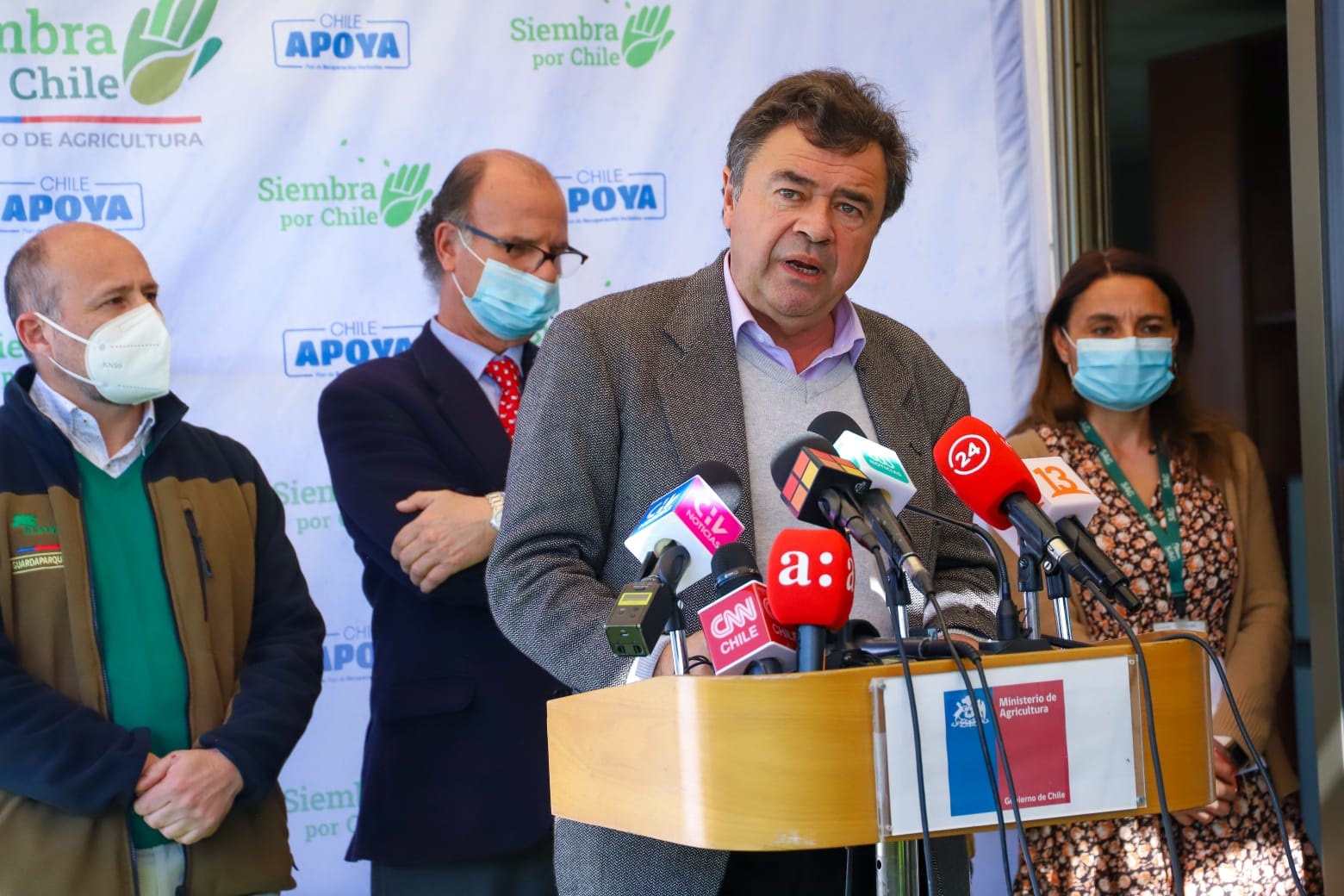Ministro Valenzuela por parcelaciones rurales: “No se han prohibido, pero vamos a fiscalizar” 