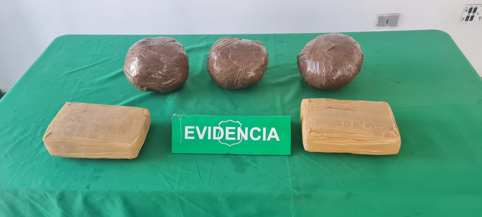 Carabineros de Huara detiene a individuos que transportaban droga