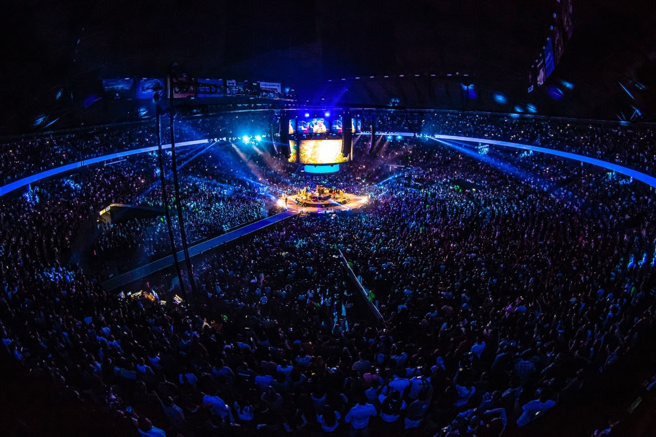 Los Auténticos Decadentes descifraron su ADN en su primer concierto 360 con sold out en el Palacio de los Deportes
