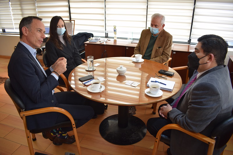 Embajador de Canadá visitó UNAP para fortalecer lazos de colaboración