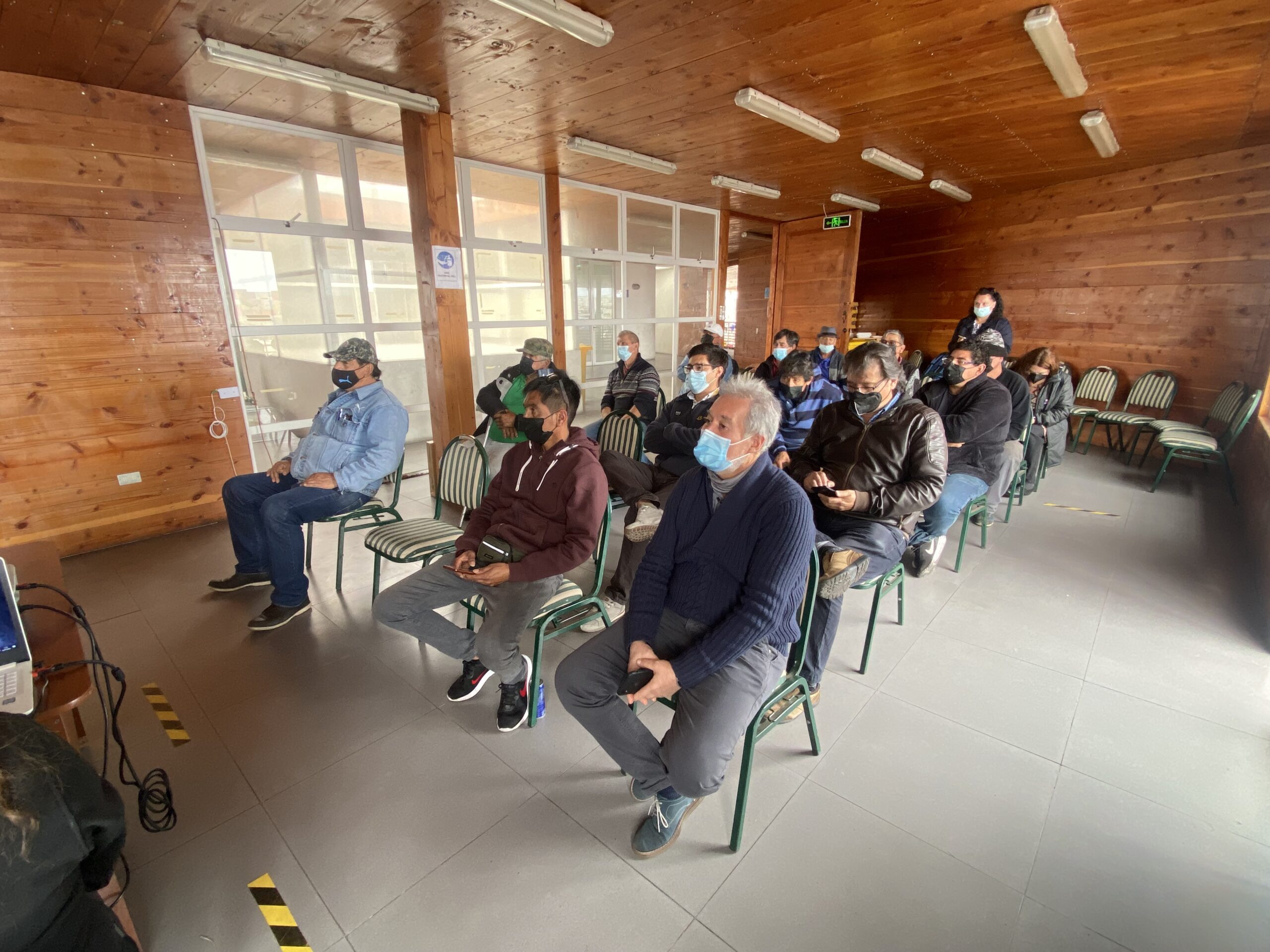 Pescadores de caleta Riquelme se capacitan en educación ambiental y economía circular
