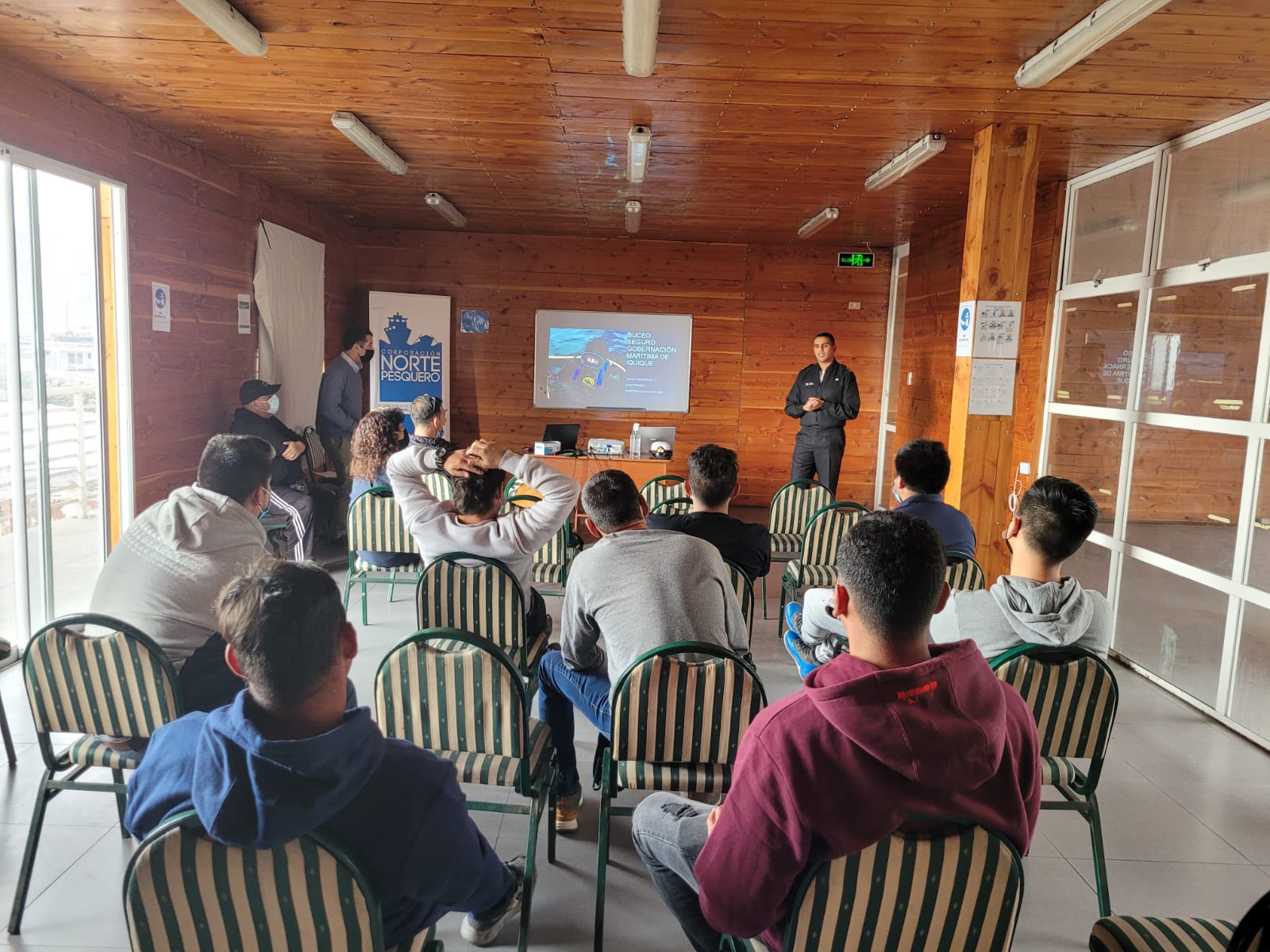 Dictan charlas de buceo seguro a aspirantes a buzos mariscadores básicos de la región de Tarapacá