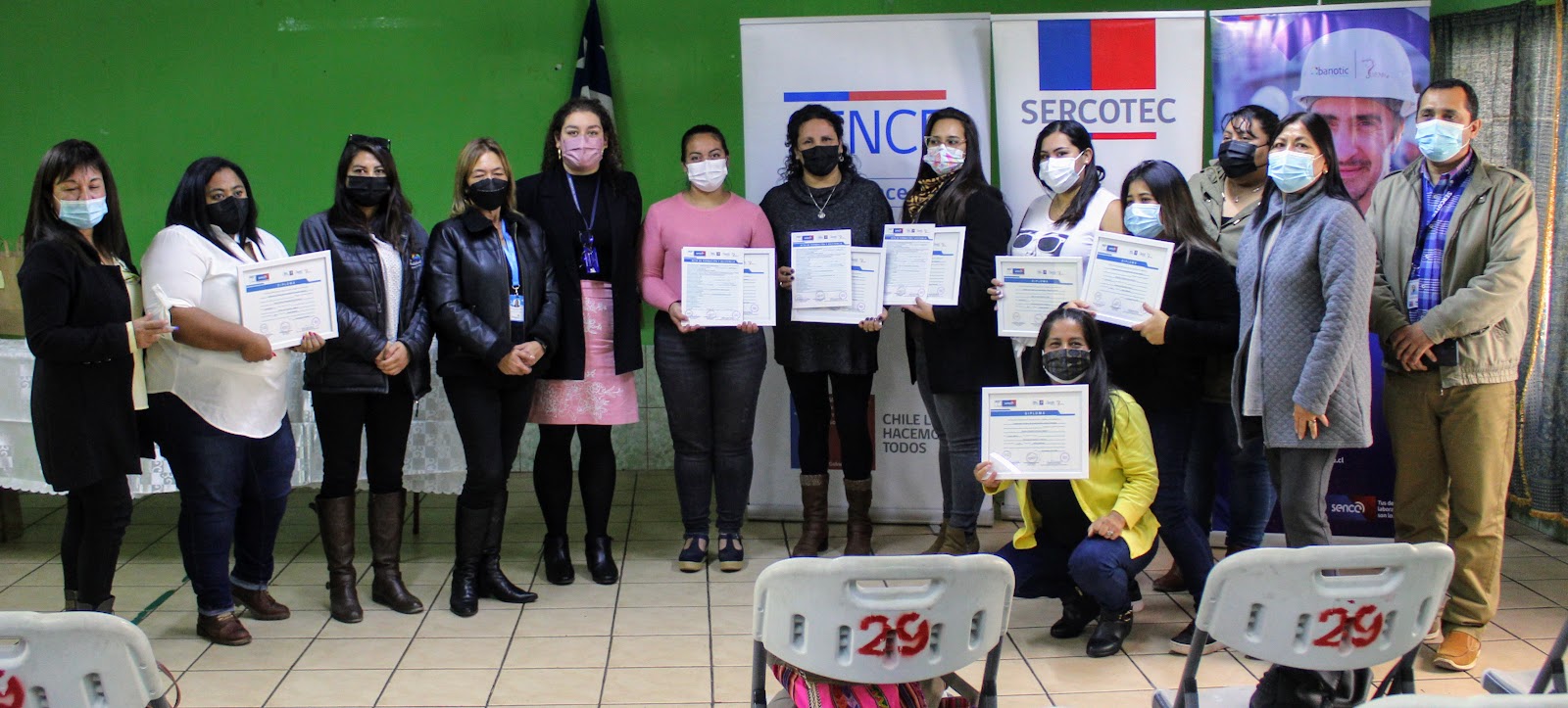 Mujeres de Alto Hospicio se certifican en manicure y pedicure a través de las becas laborales de Sence￼