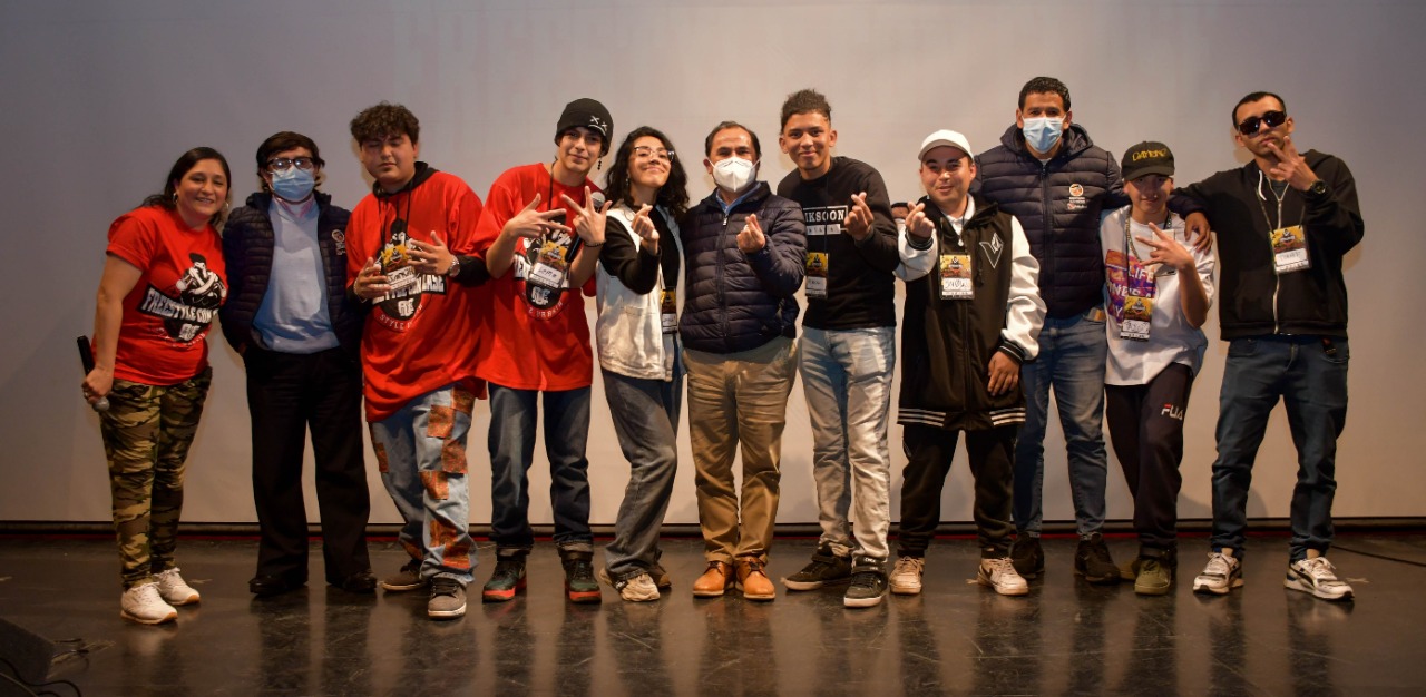 Colorida muestra de talleres artísticos de la Municipalidad de Alto Hospicio