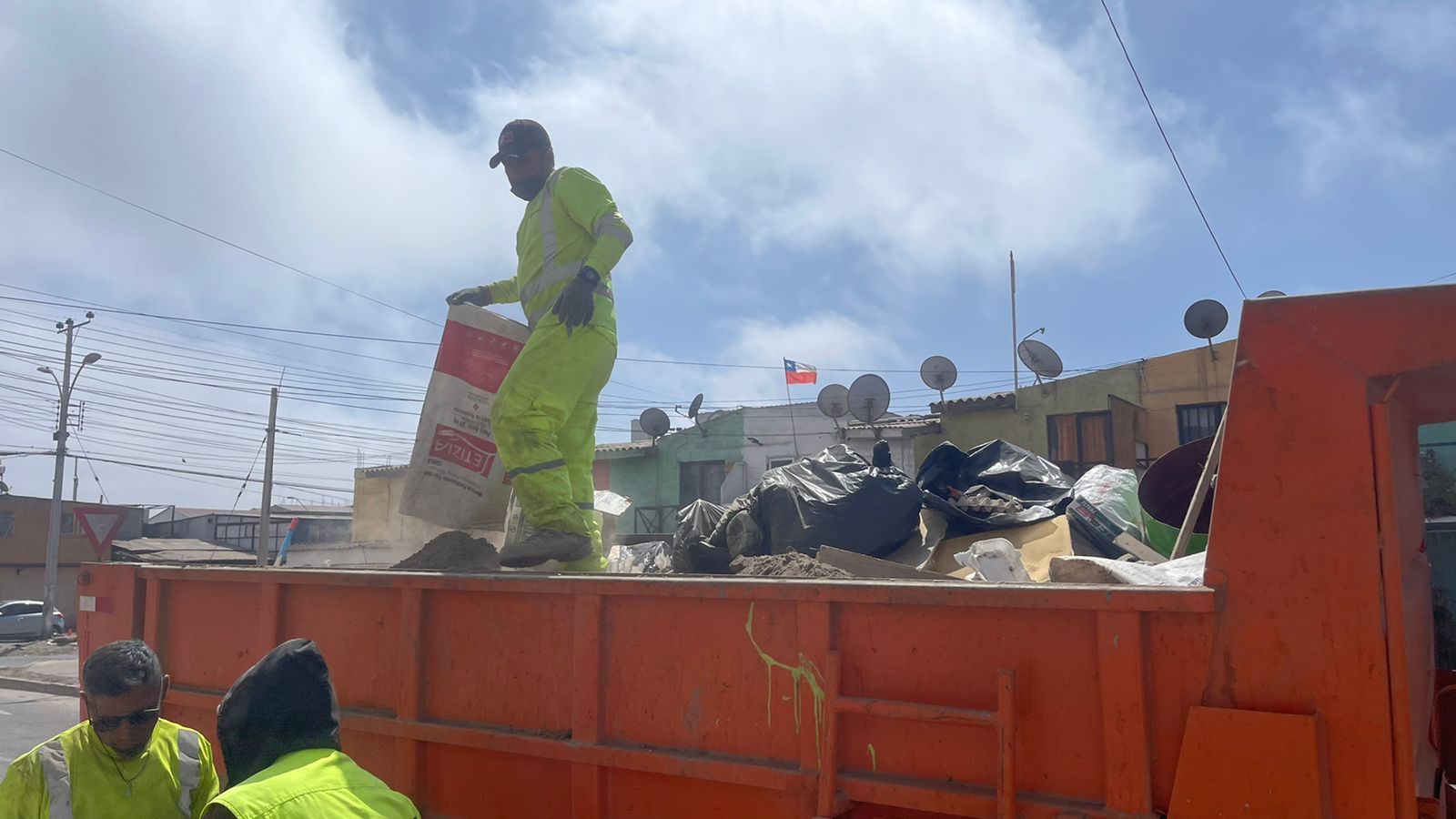 Municipio de Alto Hospicio refuerza labores de aseo y limpieza de la comuna
