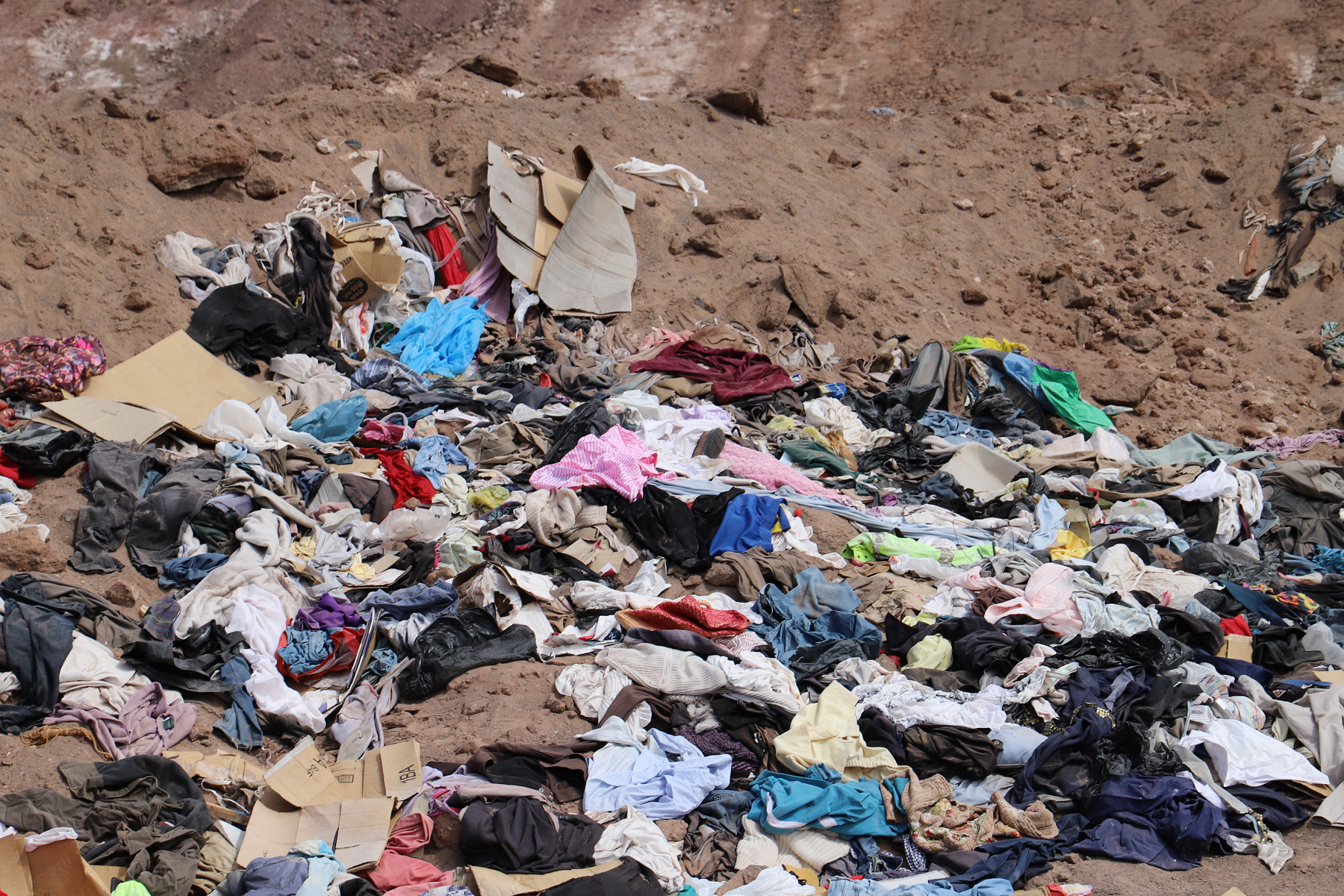 Primer Tribunal Ambiental realiza diligencia judicial en botaderos ilegales de ropa