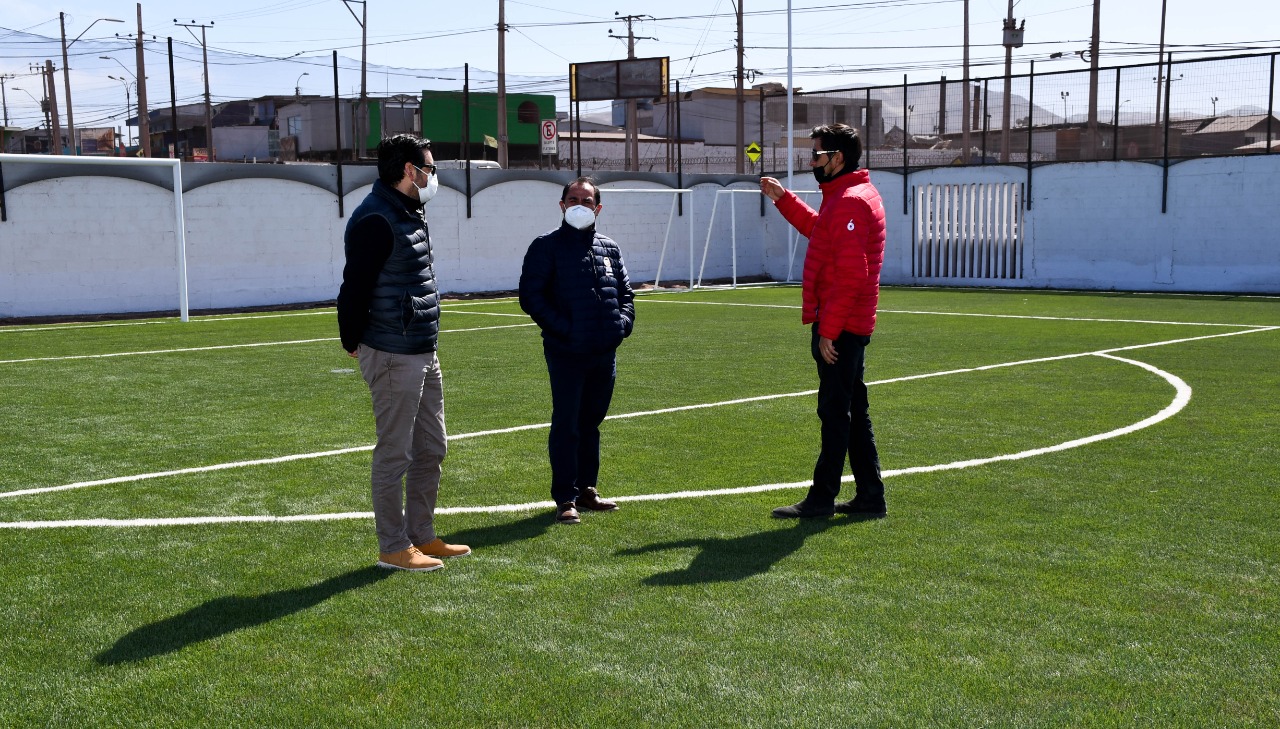 Alcalde de Alto Hospicio inspeccionó  obras en cancha de La Quebradilla￼