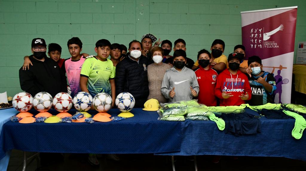 Municipio entrega equipamiento deportivo a menores de la junta vecinal «La Unión hace la Fuerza»￼