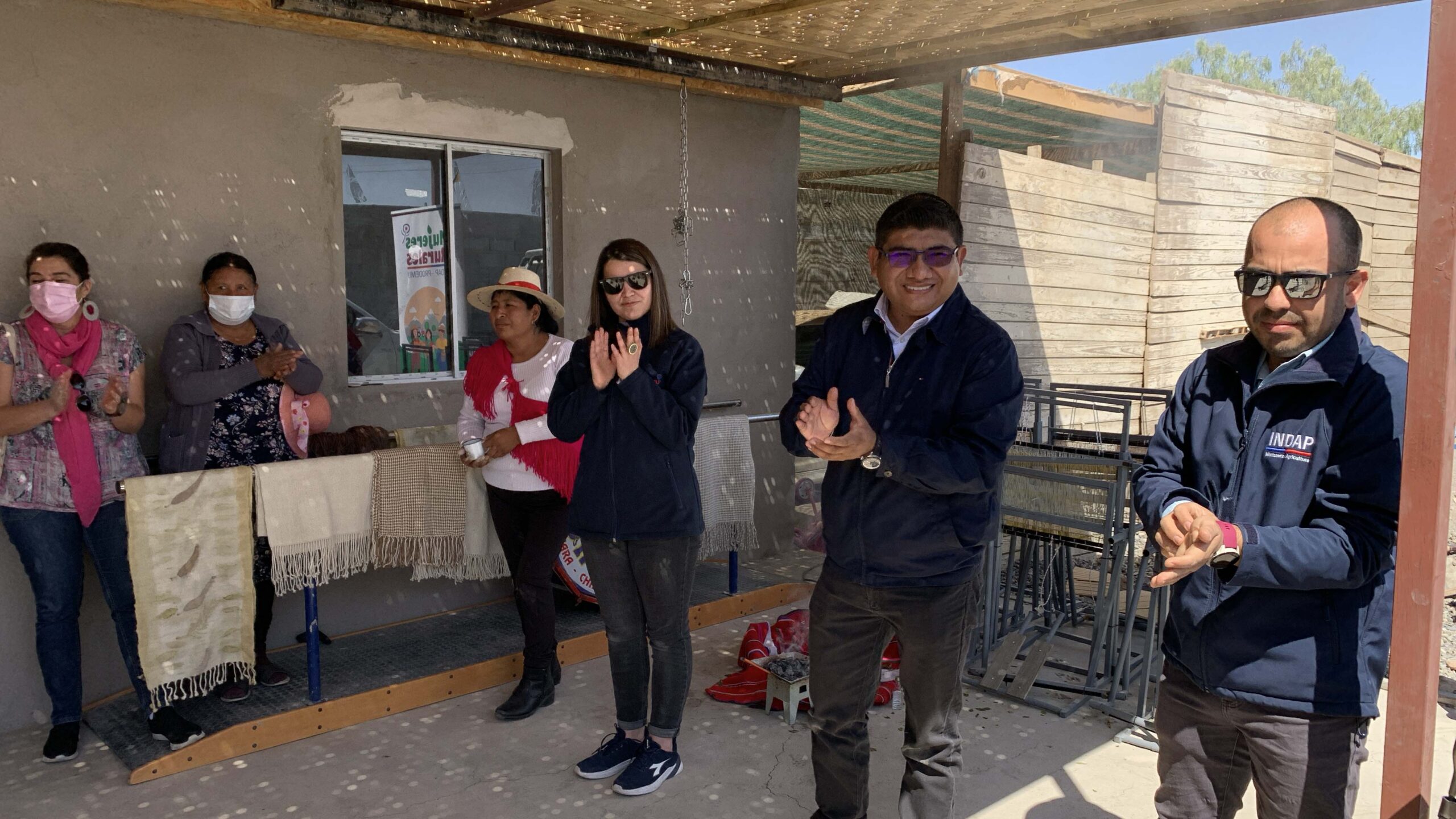 Tejedoras de Huara reciben telares como parte de proyecto asociativo Indap-Prodemu
