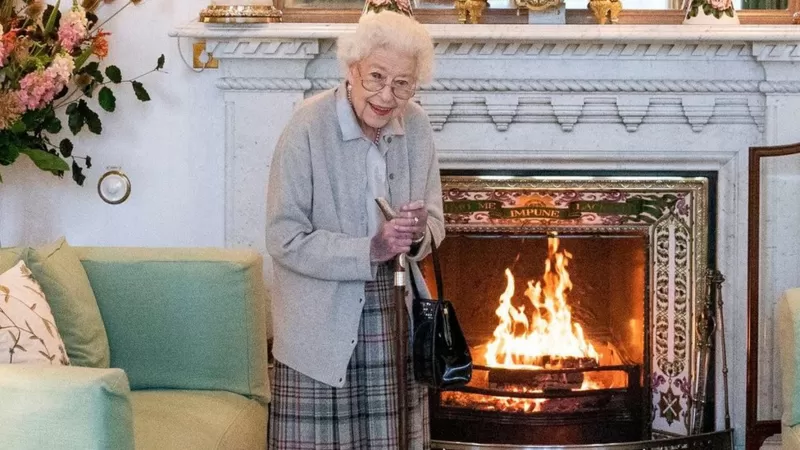La reina Isabel II, bajo supervisión médica en su residencia de Balmoral y la familia real viaja para estar con ella