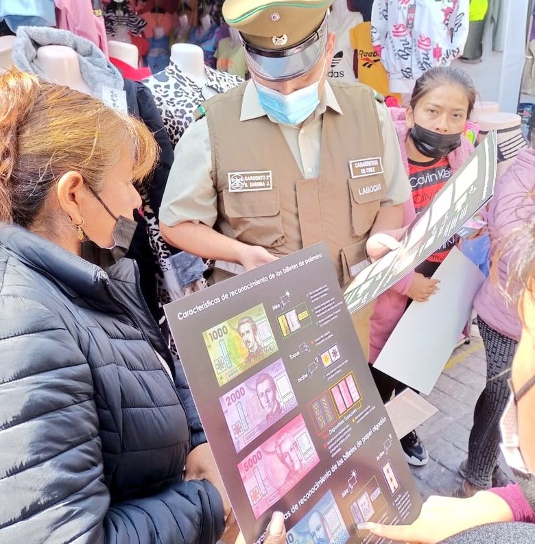 Carabineros del LABOCAR Iquique enseña a reconocer billetes falsos