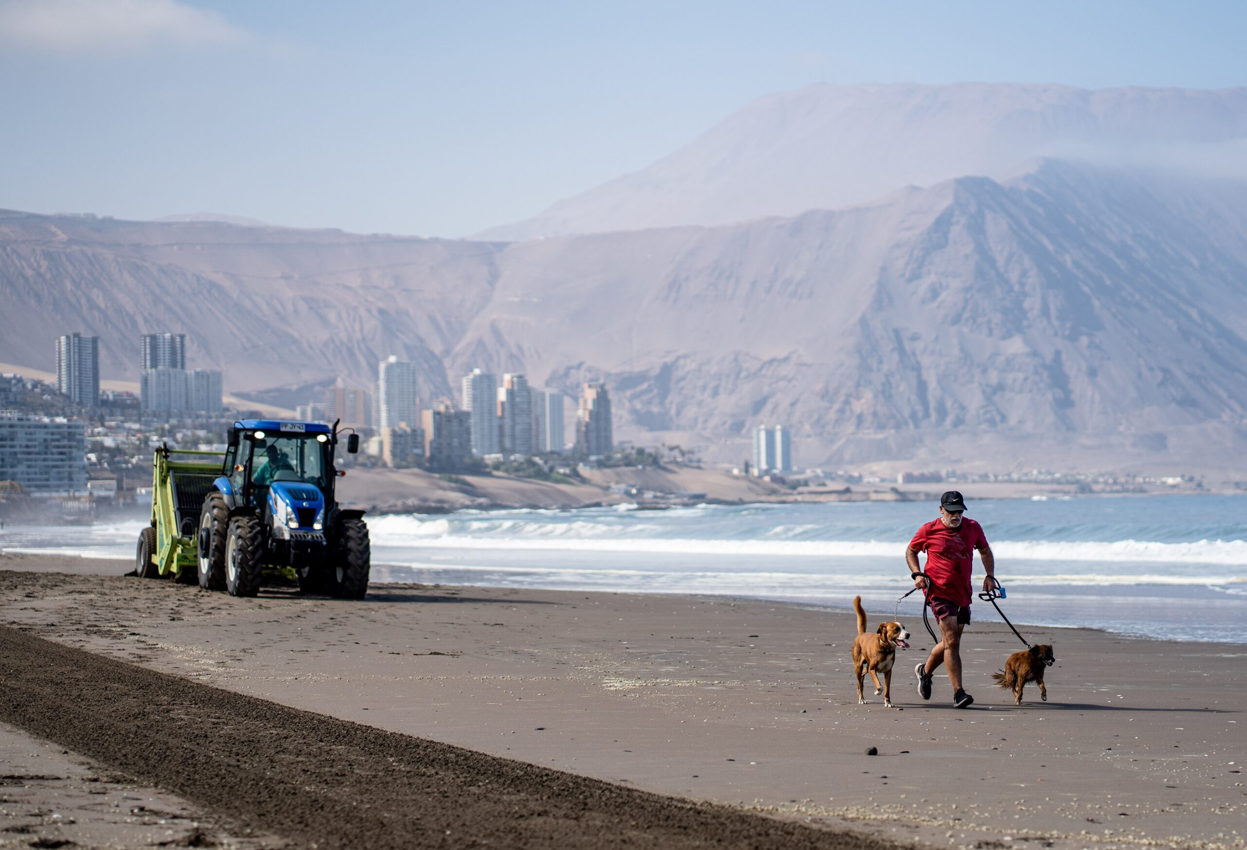 Día Internacional de Limpieza de Playas: Máquina limpiadora de playas ha retirado más de 340 toneladas de residuos de Cavancha, Brava y Huayquique