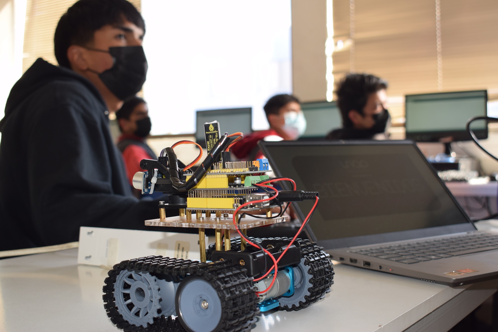 Escolares de Iquique inician preparación para competencia de robótica organizada por la UNAP 