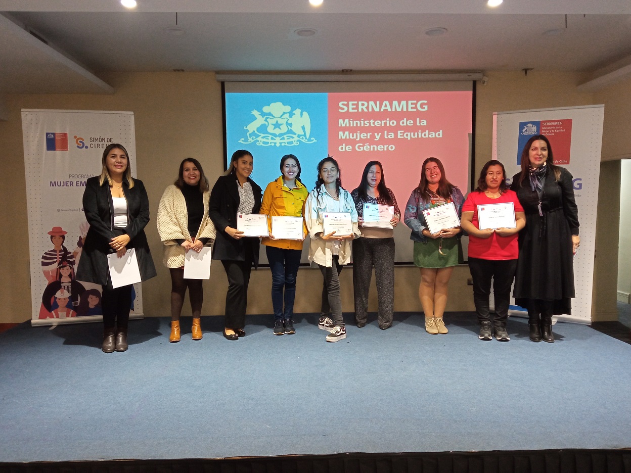 72 mujeres finalizaron escuela de emprendimiento en Tarapacá
