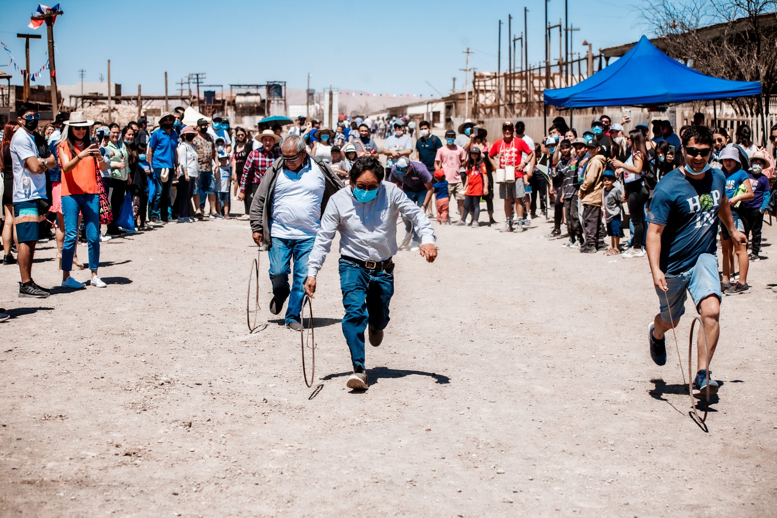 Familias completas llegaron hasta la Salitrera Humberstone para celebrar las fiestas patrias a la usanza pampina