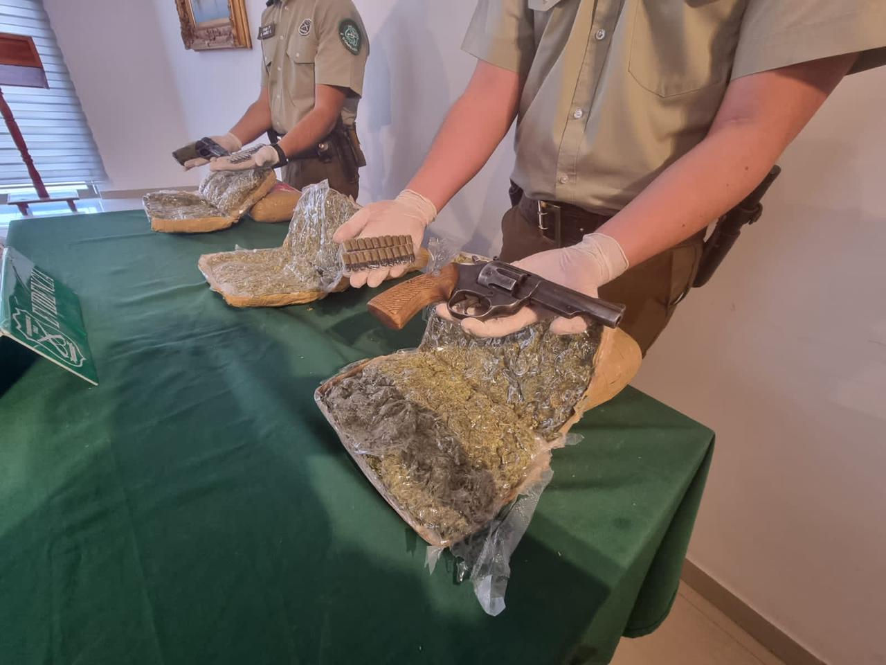 En Ruta 5 sector de Quillagua Carabineros detectan armas ocultas al interior de paquetes de drogas