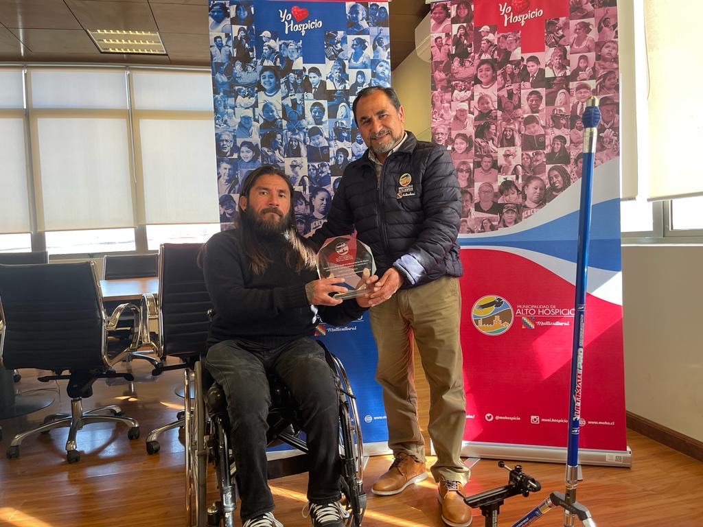 Alcalde Ferreira entrega reconocimiento a deportista y funcionario municipal que clasificó para los Juegos Parapanamericanos Específico de Tiro con Arco 2022