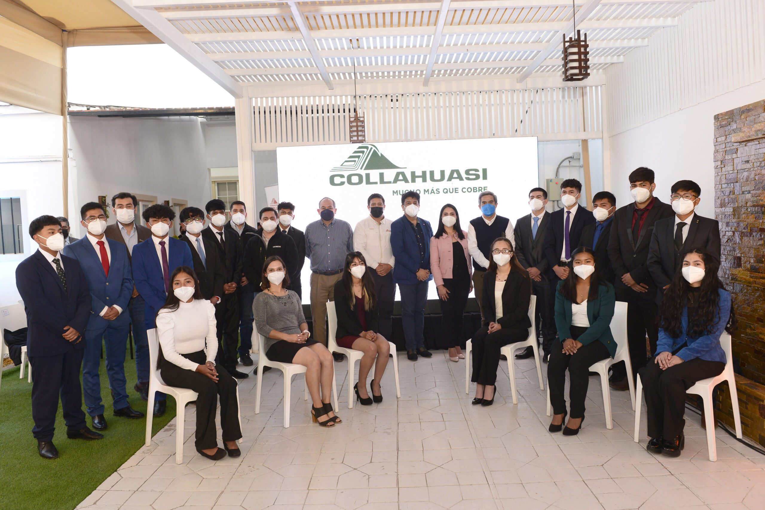 Dieciséis egresados del Liceo de Pica firman contrato laboral con Collahuasi y empresas proveedoras del sector minero