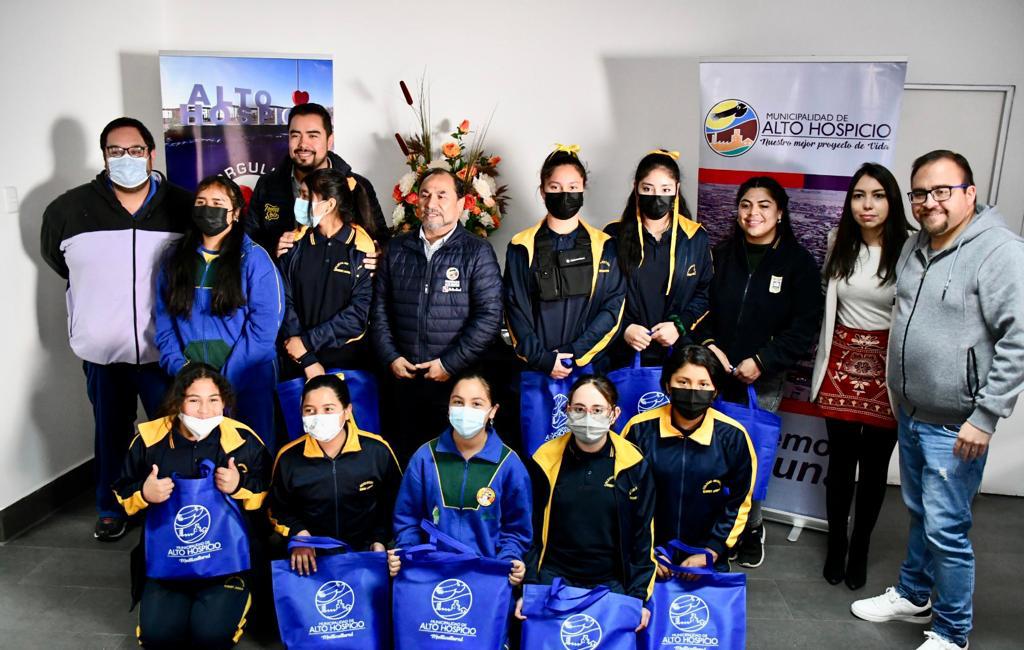 Alcalde y concejales despiden a deportistas escolares que competirán en Juegos Deportivos Escolares de La Araucanía￼