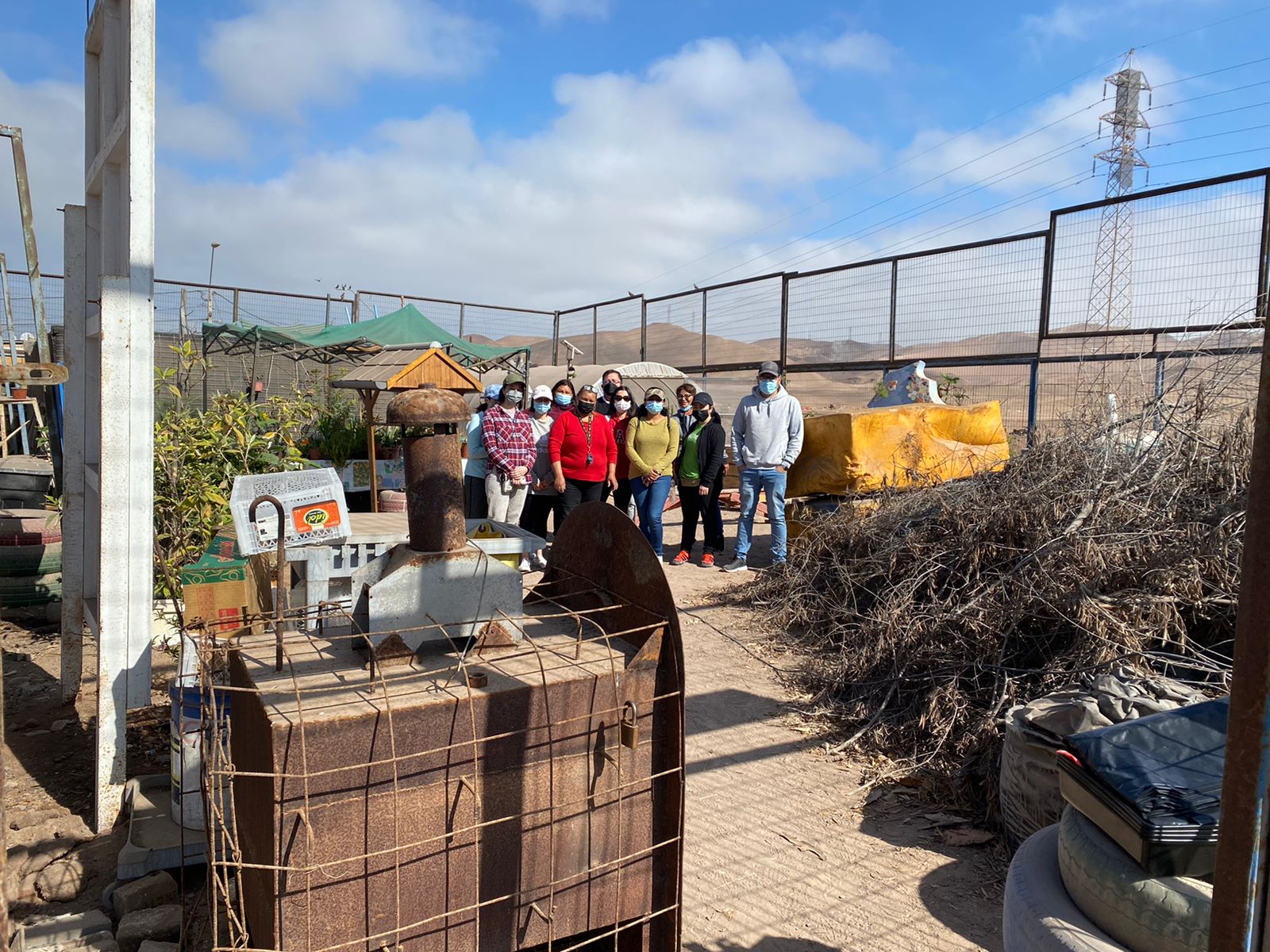 Funcionarios de la salud municipal de Alto Hospicio realizan mejoramiento en Huerto Peumayen