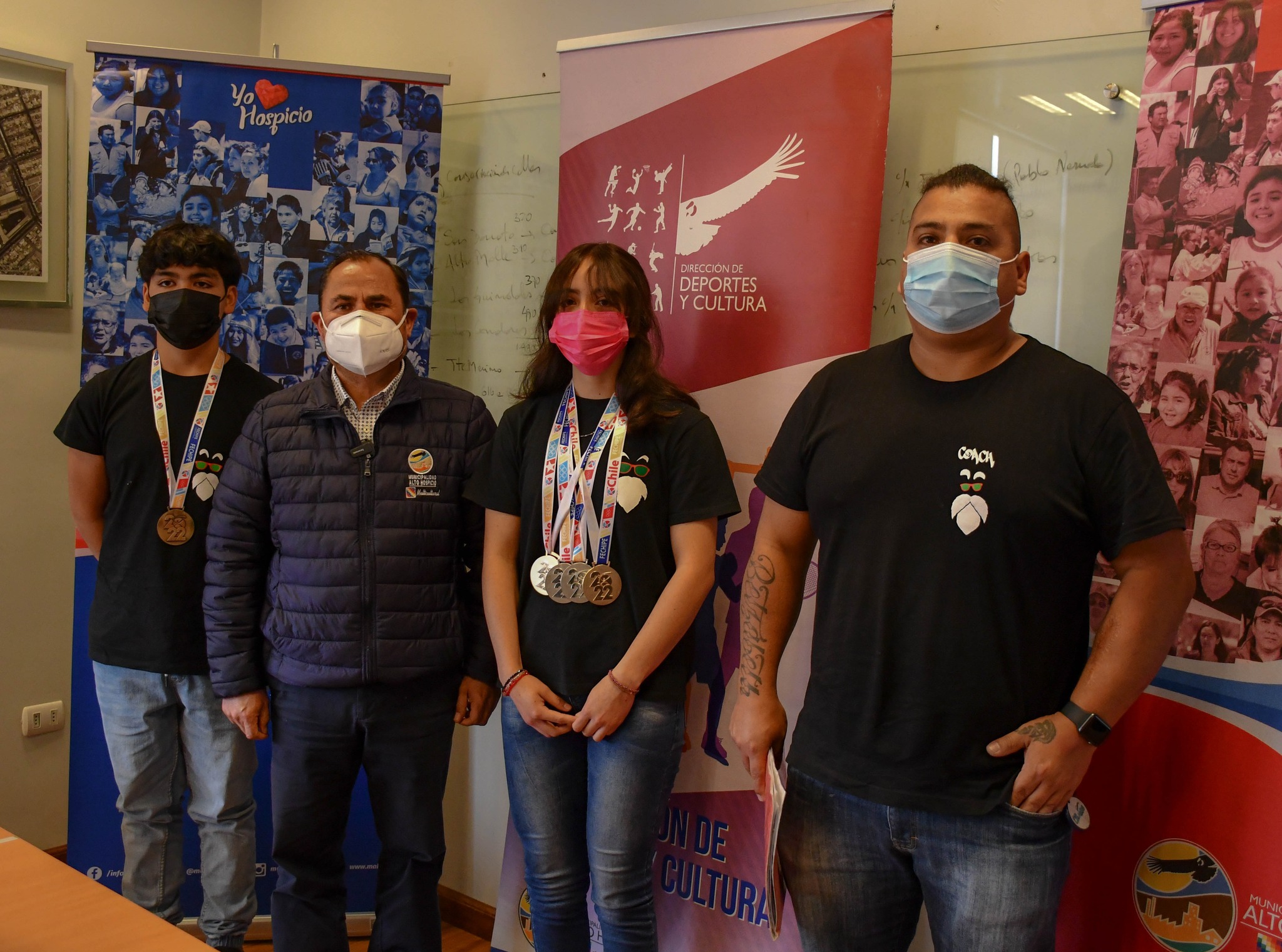 Reciben a triunfadores del torneo juvenil de halterofilia realizado en Región Metropolitana