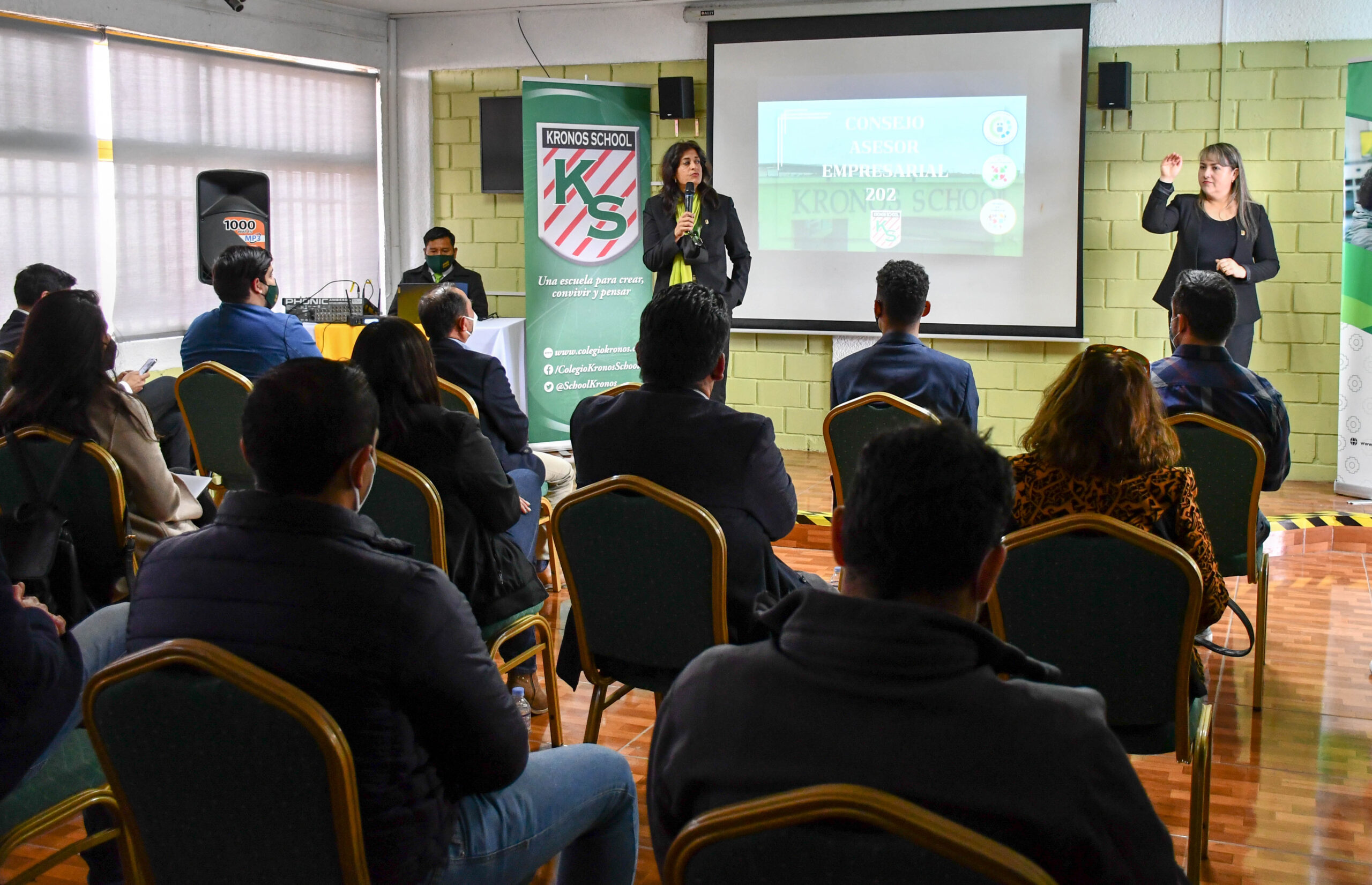 Alcalde de Alto Hospicio releva importancia del acercamiento de la empresa privada en el desarrollo y formación escolar￼