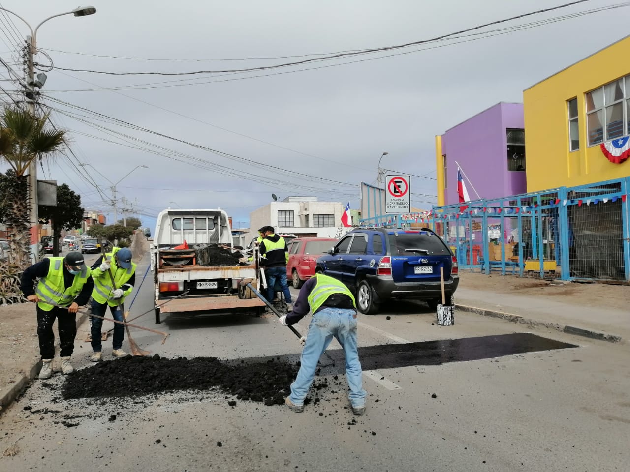 Municipio de Alto Hospicio instala “lomos de toro”, demarca señalizaciones y bacheo en distintos puntos de la ciudad