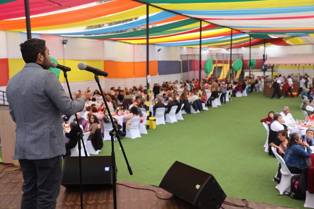 Cerca de 400 adultas y adultos mayores celebraron “pasar agosto”