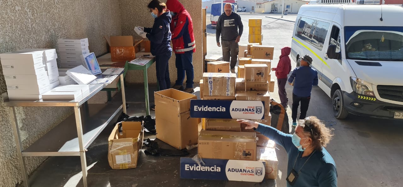 Aduaneros de Colchane incautan celulares y tablets de alta gama