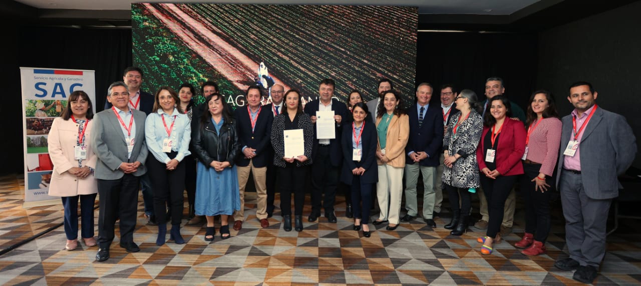 Ministerio de Agricultura anuncia prohibición de uso de cuatro moléculas y presenta nuevo plan de trabajo para mejorar la regulación de agroquímicos en Chile 