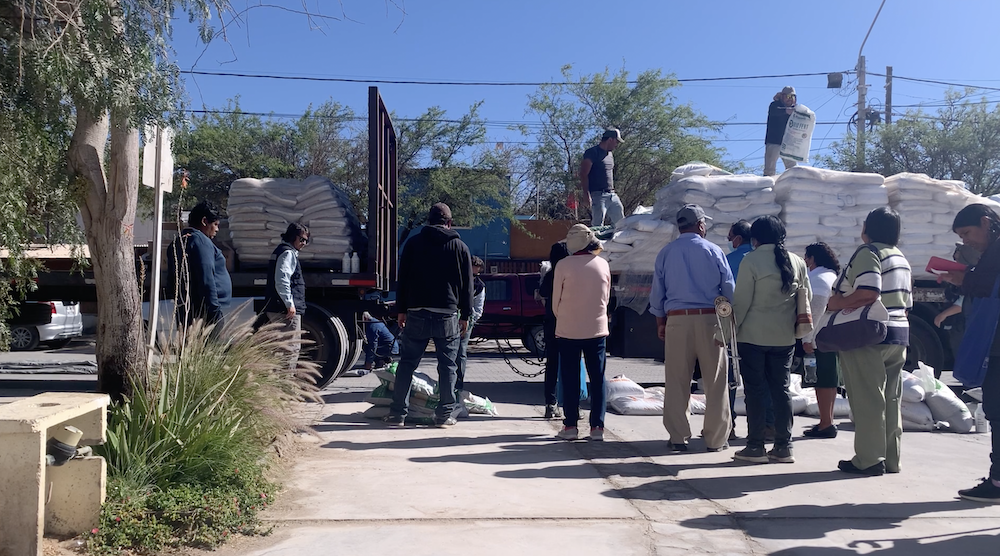 Plan Siembra por Chile entrega fertilizantes a pequeños productores del Tamarugal