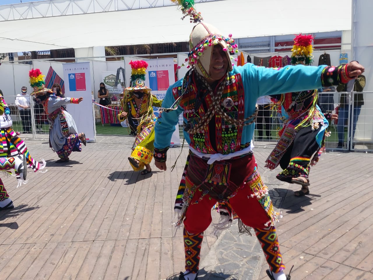 Muestra de arte y cultura indígena en Plaza Prat