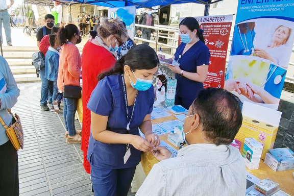 Hospital de Arica montó stand comunitario para el día mundial de la diabetes