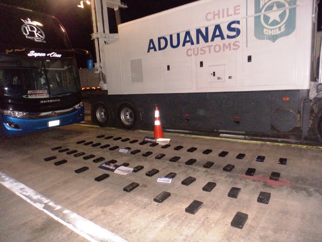 Aduaneros interceptan bus con 55 kilos de cocaína en Avanzada de Quillagua