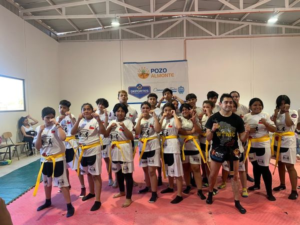 Certifican a nuevos deportistas en kick boxing en Pozo Almonte