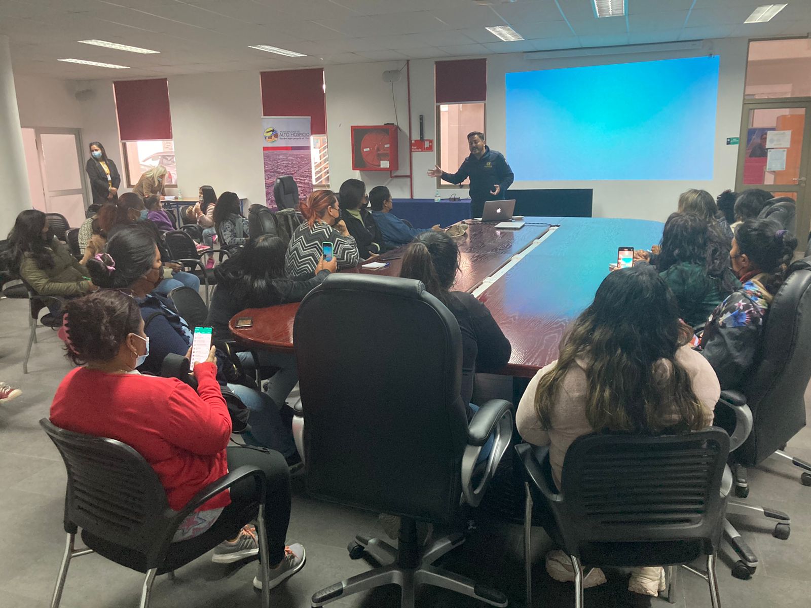 Emprendedoras de Alto Hospicio comienzan capacitación en Escuela de Fortalecimiento Empresarial