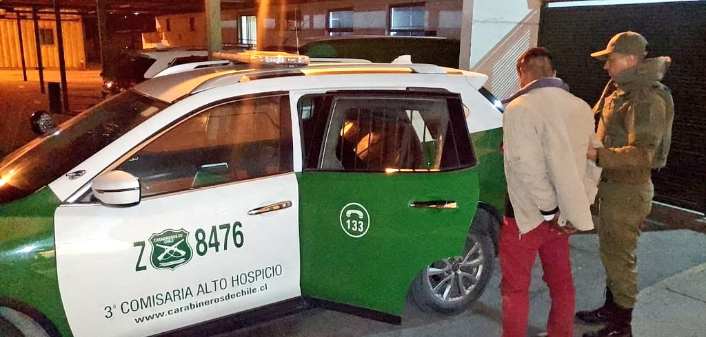 Carabineros detiene a dos bolivianos por receptación de vehículo