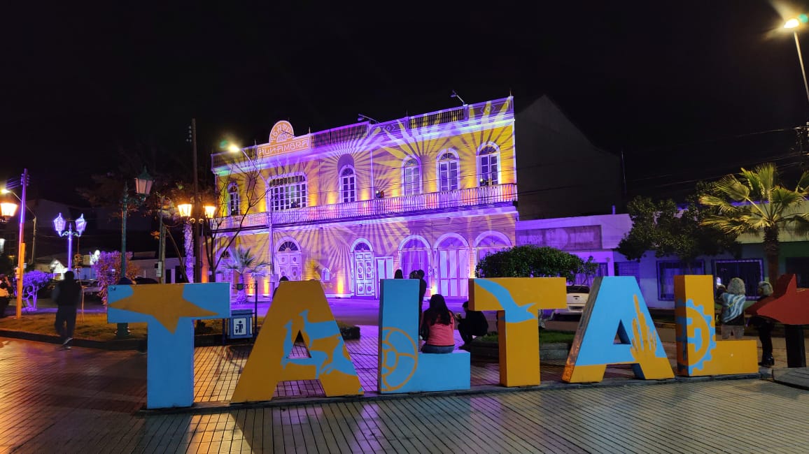 Iluminación nocturna y sonidos marciales en conmemoración de los 101 años del Teatro Alhambra de Taltal