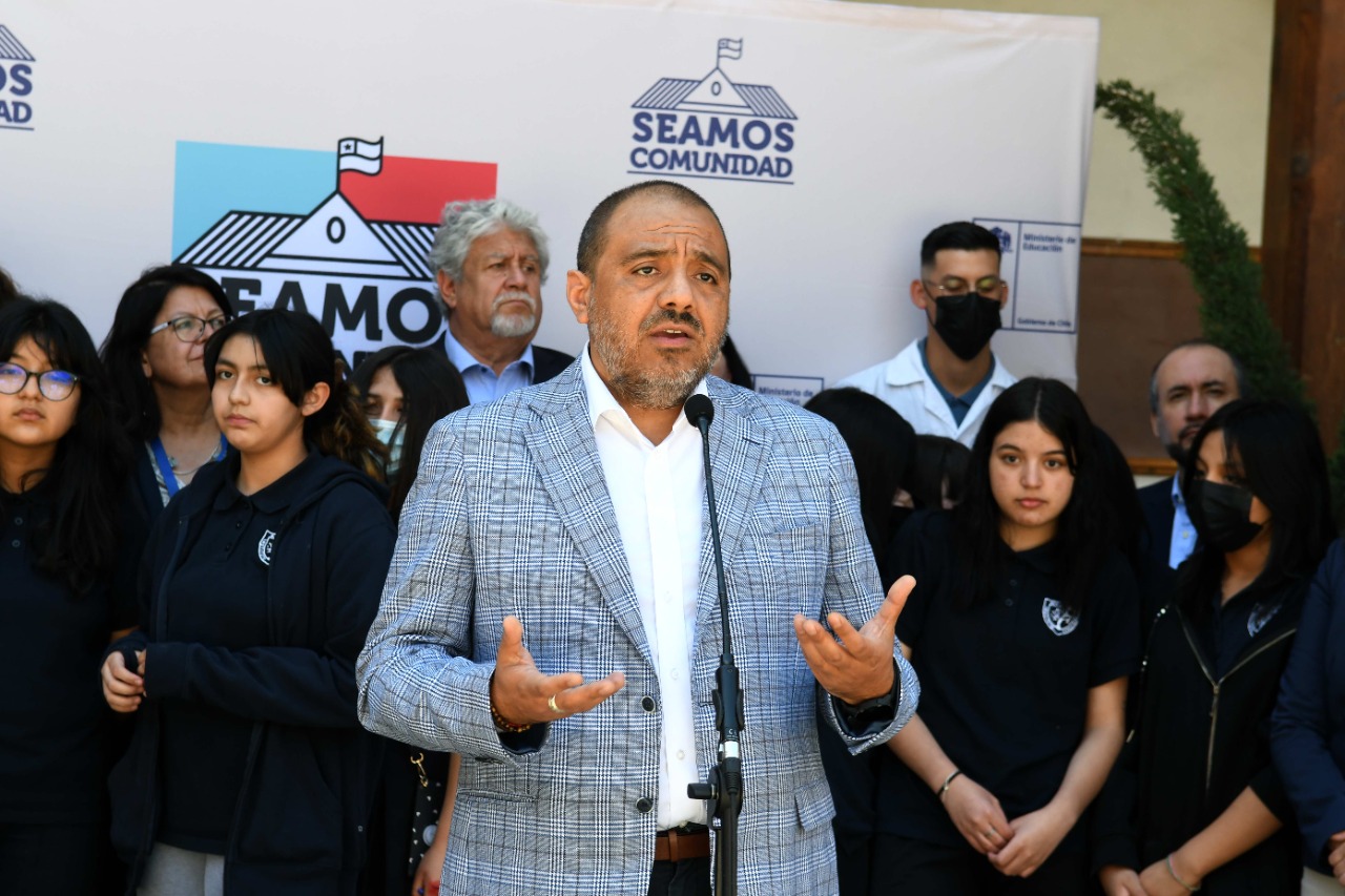 Ministro de Educación verifica el funcionamiento de las tutorías realizadas por estudiantes de pedagogía a escolares de la política Seamos Comunidad