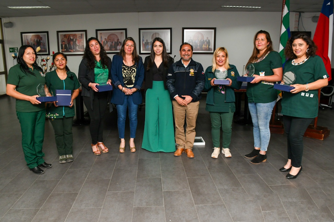 Municipalidad entrega reconocimientos a directoras y funcionarias de jardines infantiles