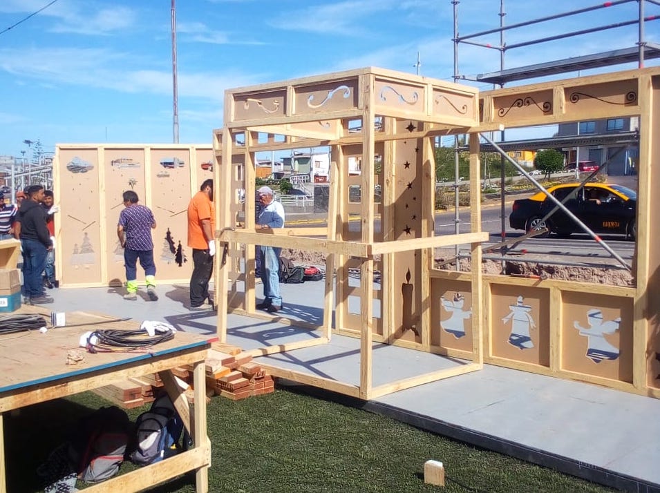 Municipalidad de Alto Hospicio instala pesebre navideño y 4 árboles de Pascua gigantes