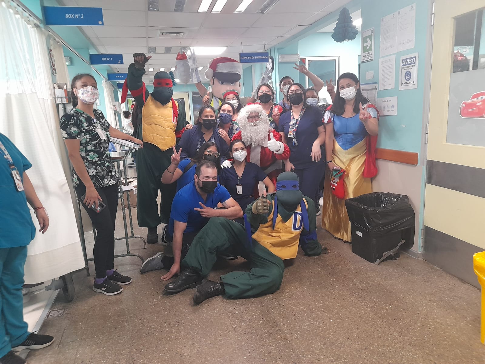 Carabineros y el Viejito Pascuero visitaron Unidad de Pediatría en víspera de Navidad