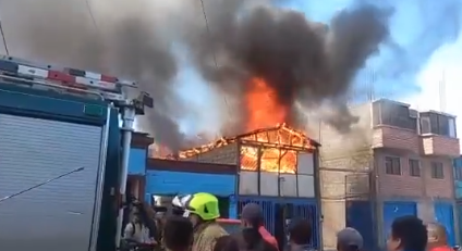 Incendio arrasó una casa en calle Esmeralda con Arturo Fernández; también ocurrió un siniestro en La Tirana