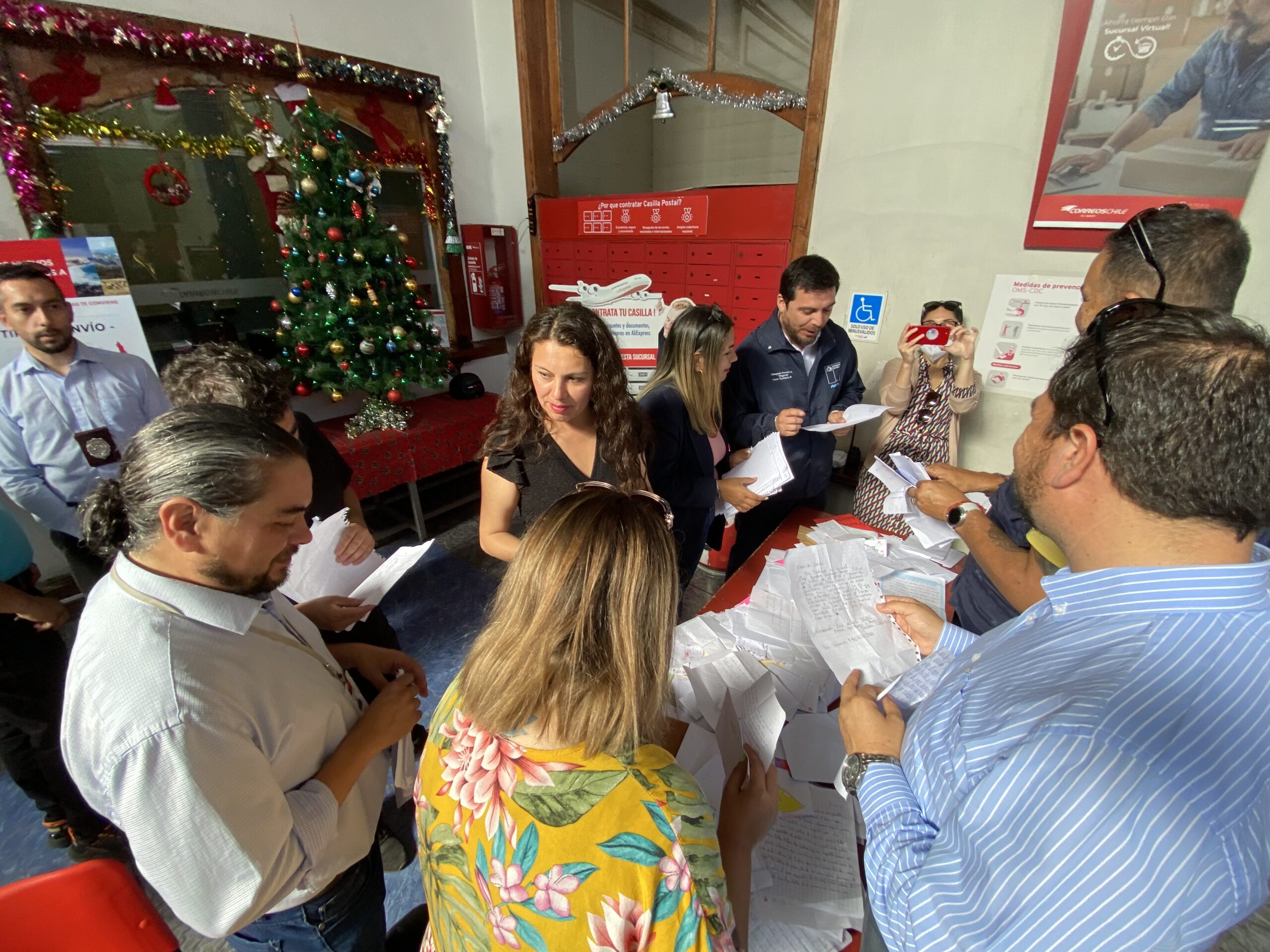 Autoridades apadrinaron cartas para el Viejito Pascuero en último día de campaña de Correos